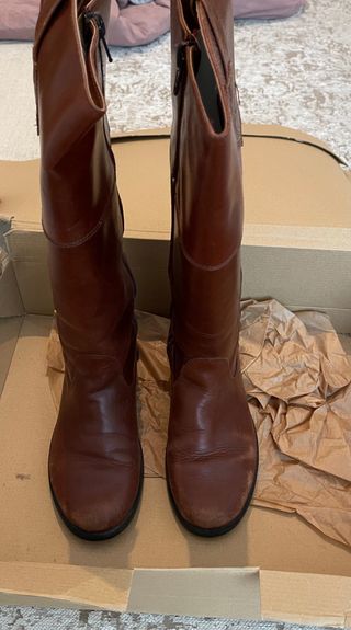 Botas altas piel marrón Zara. 