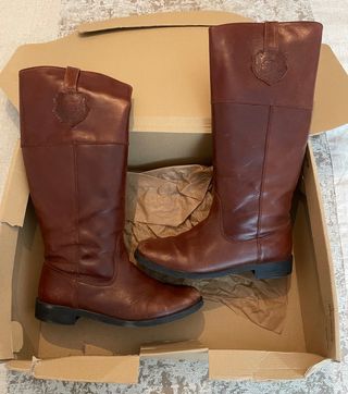 Botas altas piel marrón Zara. 
