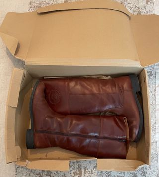 Botas altas piel marrón Zara. 