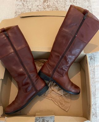 Botas altas piel marrón Zara. 