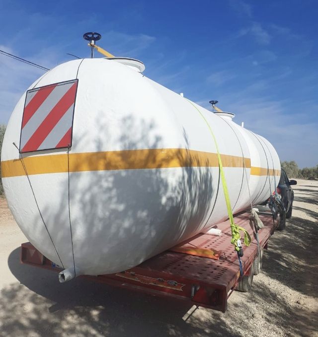 Depósitos de fibra de poliéster y cubas