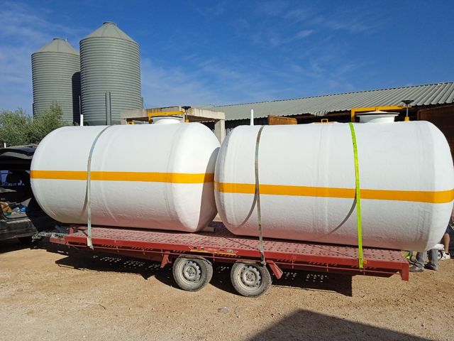 Depósitos de fibra de poliéster y cubas