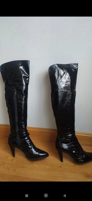 Botas altas negras de charol y tacón 