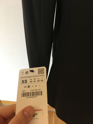 chaqueta americana negra Zara.