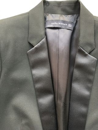 chaqueta americana negra Zara.