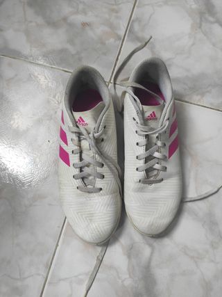 Botas de fútbol sala para niña.