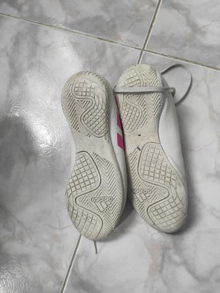 Botas de fútbol sala para niña.