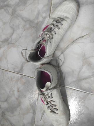 Botas de fútbol sala para niña.