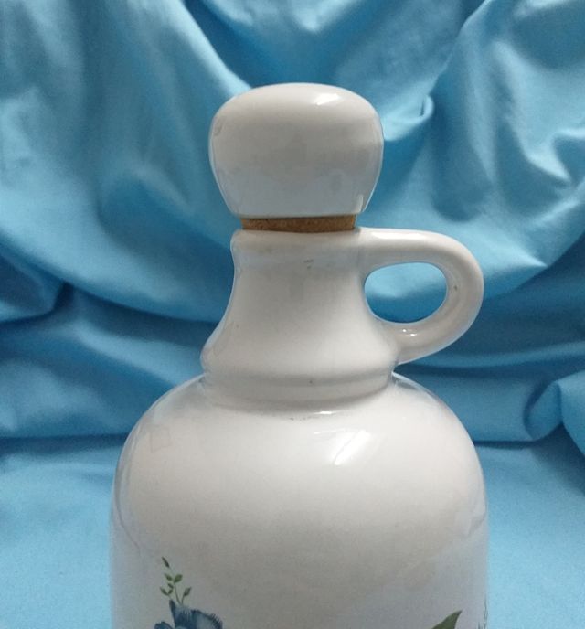 Botella de cerámica antigua