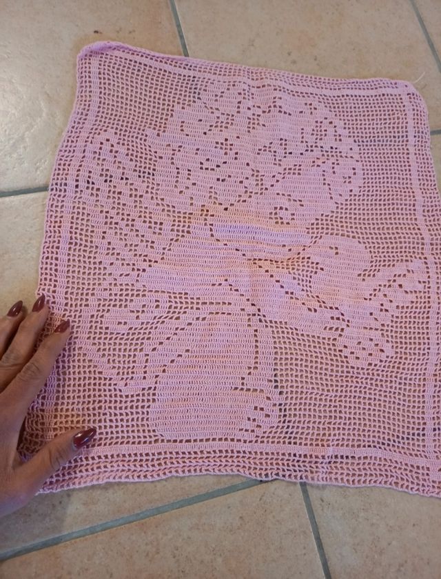 Tela  filet all'uncinetto fatto a mano