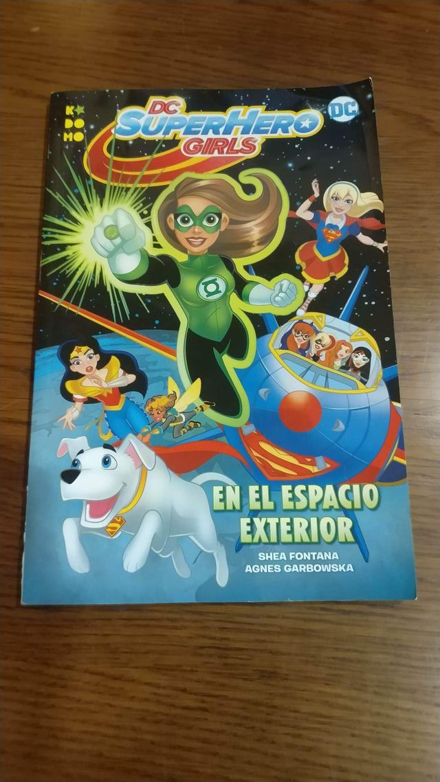 DC SUPERHERO GIRLS: EN EL ESPACIO EXTERIOR