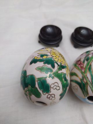 Uova in ceramica con base