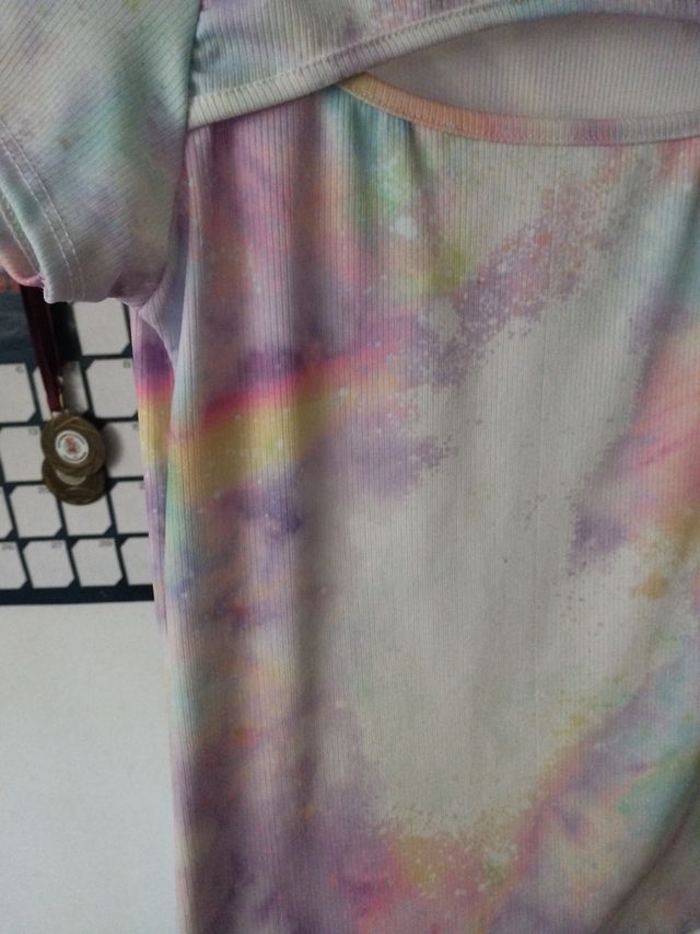 camiseta pegada multicolor