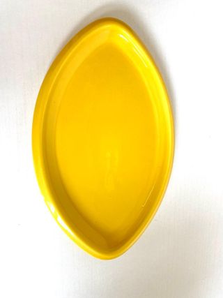 Piatto da portata giallo in ceramica