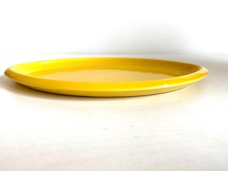 Piatto da portata giallo in ceramica