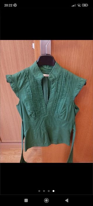 Blusas verde o negra.