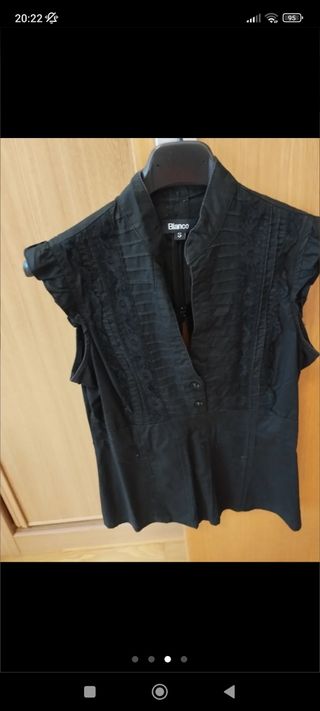 Blusas verde o negra.