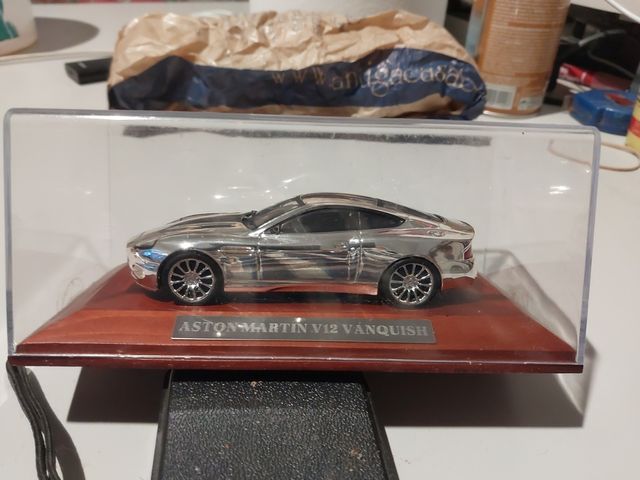 1/43 Maqueta Aston Martin v 12