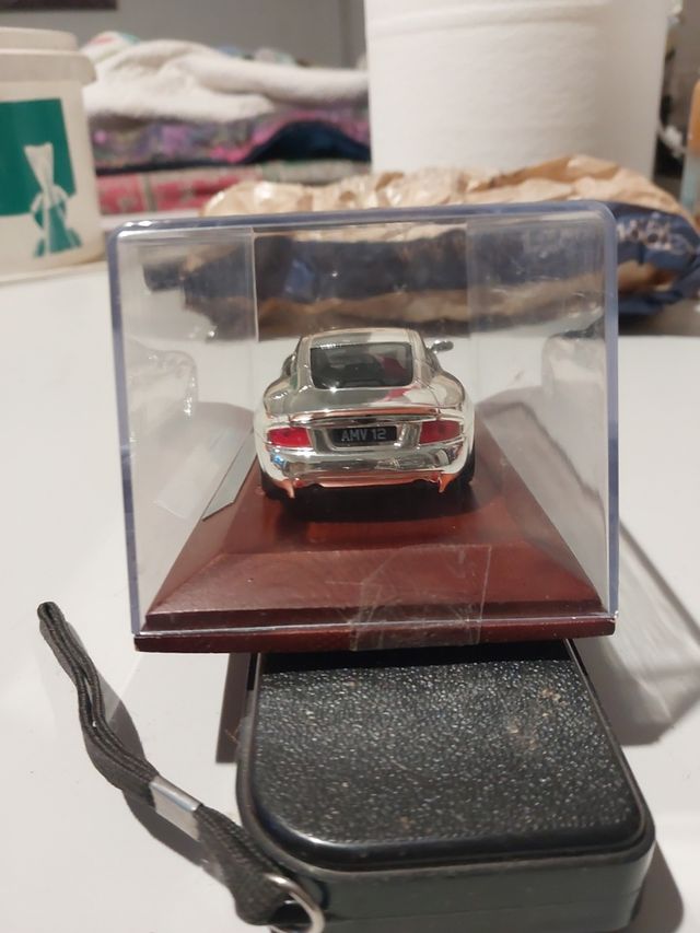 1/43 Maqueta Aston Martin v 12