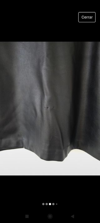 Minifalda efecto cuero negra Pull & Bear, talla M