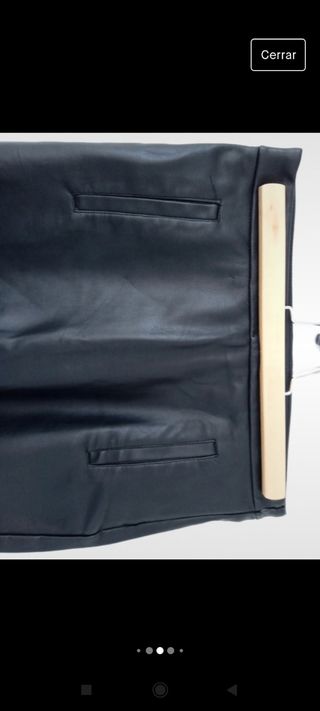 Minifalda efecto cuero negra Pull & Bear, talla M