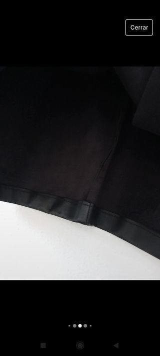Minifalda efecto cuero negra Pull & Bear, talla M