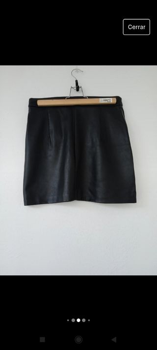 Minifalda efecto cuero negra Pull & Bear, talla M