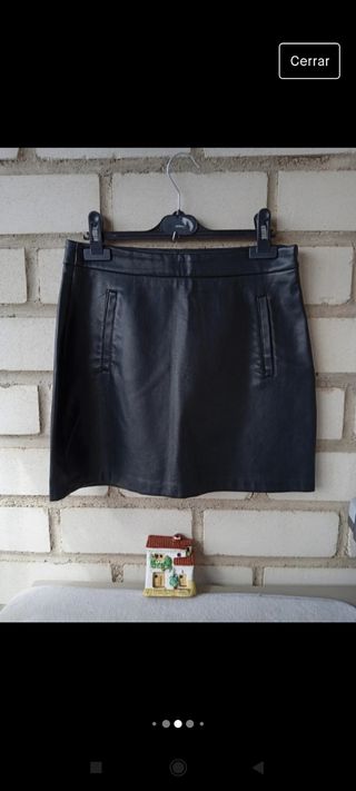 Minifalda efecto cuero negra Pull & Bear, talla M