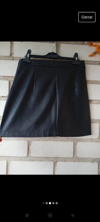 Minifalda efecto cuero negra Pull & Bear, talla M