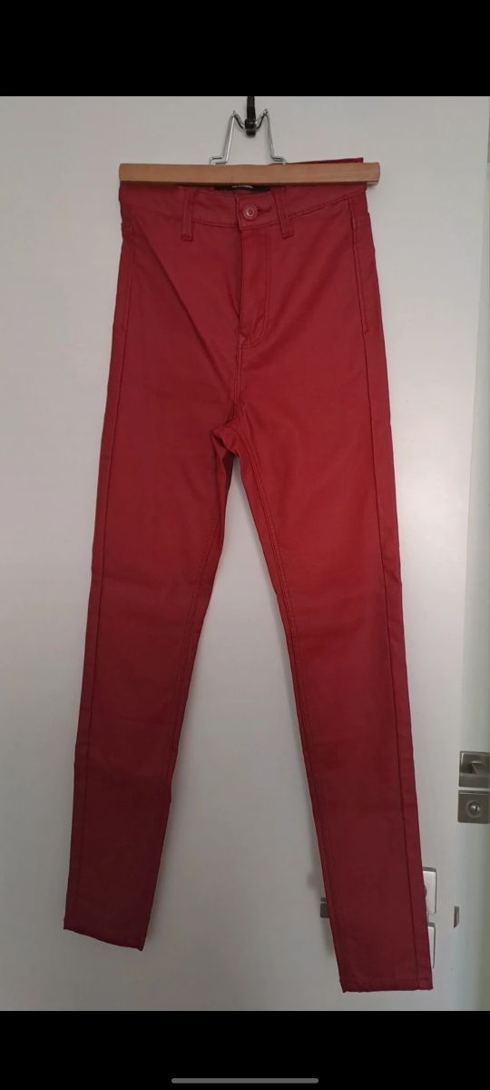 Pantalón de cuero rojo