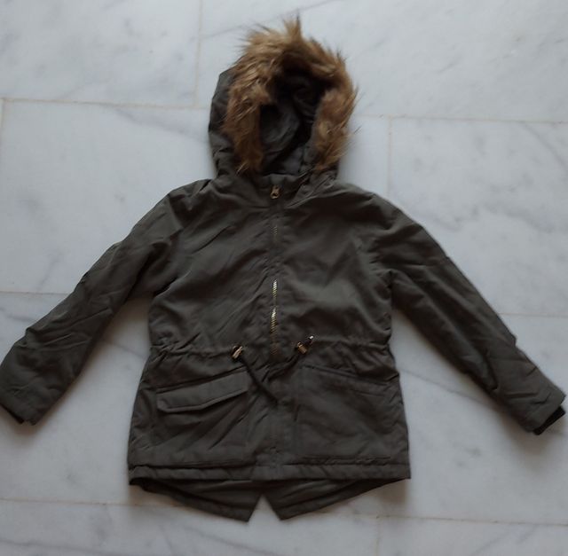 Abrigo de color verde militar. Talla 5-6