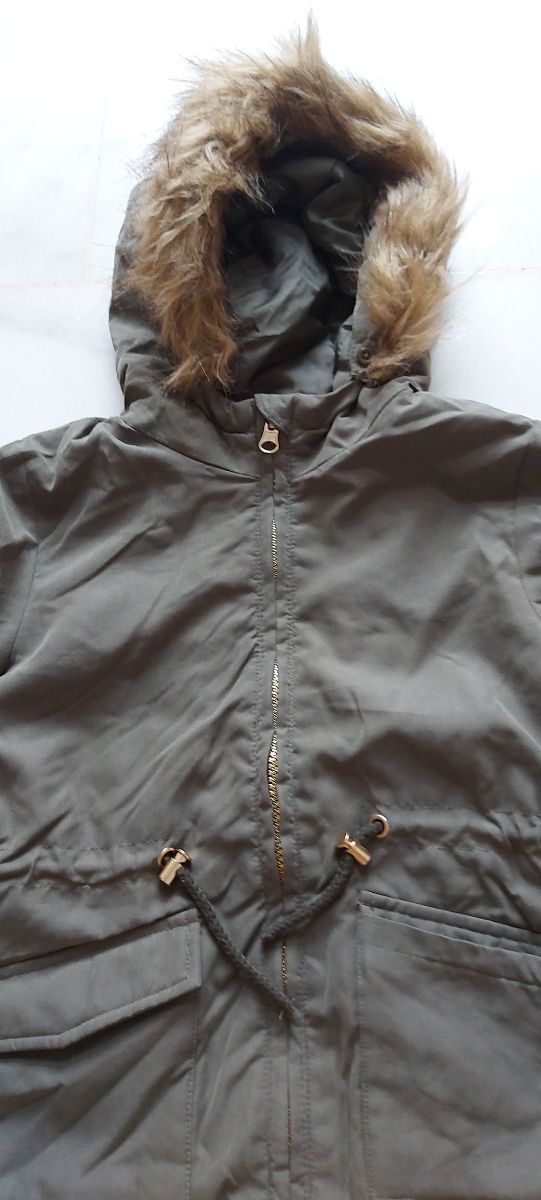Abrigo de color verde militar. Talla 5-6