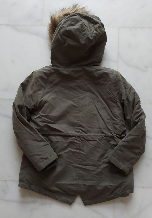 Abrigo de color verde militar. Talla 5-6