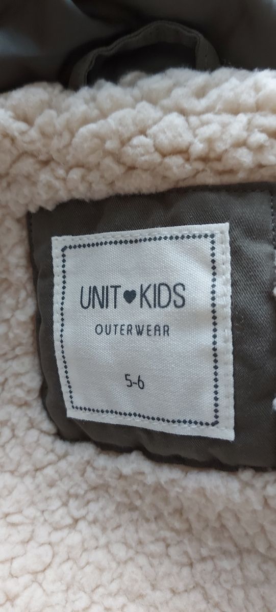 Abrigo de color verde militar. Talla 5-6