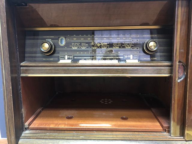 Mueble radio y gramola antiguo