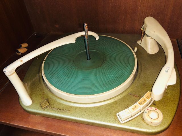 Mueble radio y gramola antiguo