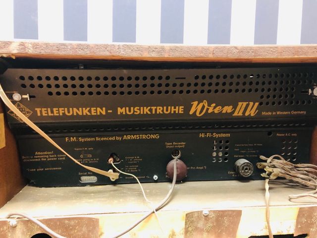 Mueble radio y gramola antiguo