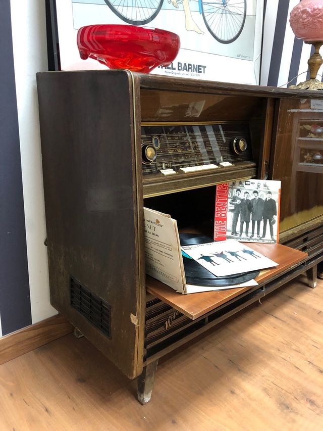 Mueble radio y gramola antiguo