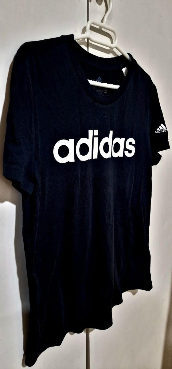 Camiseta Adidas Negra. Talla L mujer