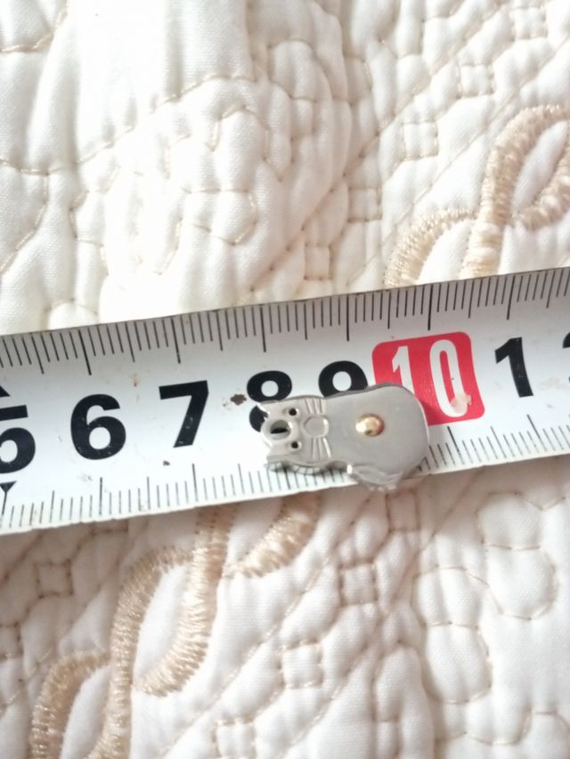 Colgante cat de acero inoxidable quirúrgico y oro.