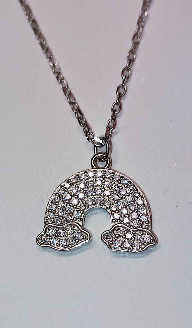 Colgante plata de arcoiris y nubes