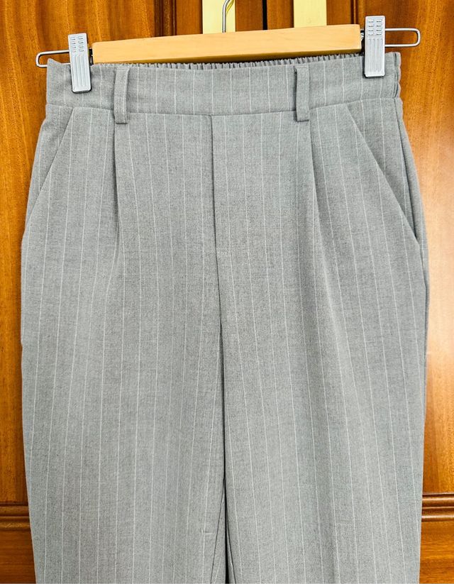 Pantalón estilo pinza de Stradivarius