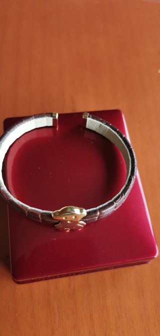 Pulsera de cuero rigida