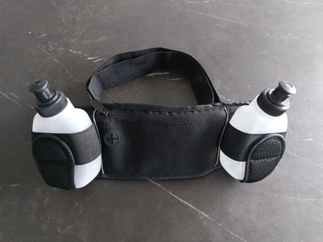 Cinturón de deporte con bolso y botellas