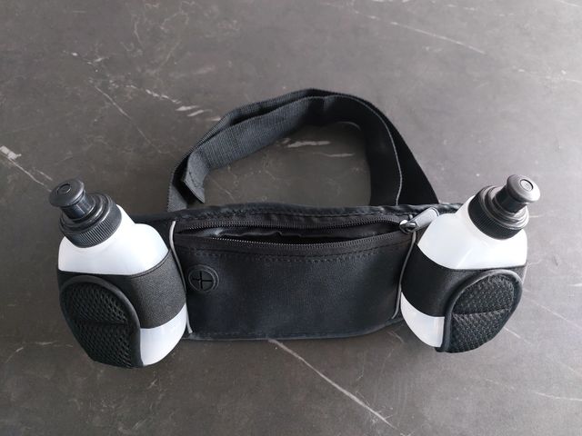 Cinturón de deporte con bolso y botellas