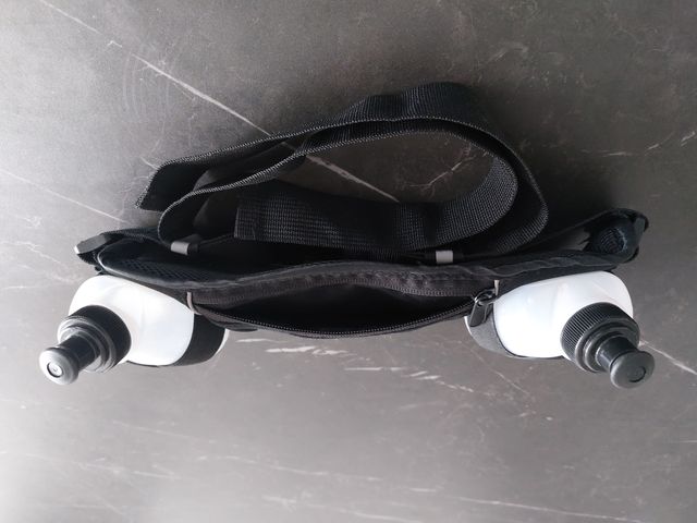 Cinturón de deporte con bolso y botellas