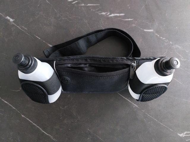 Cinturón de deporte con bolso y botellas