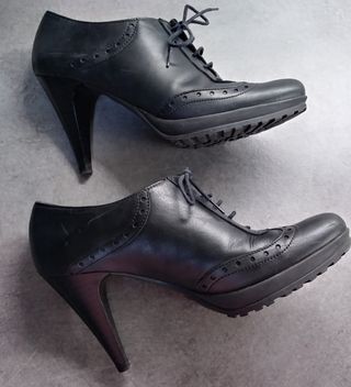 Zapato tacón piel negro