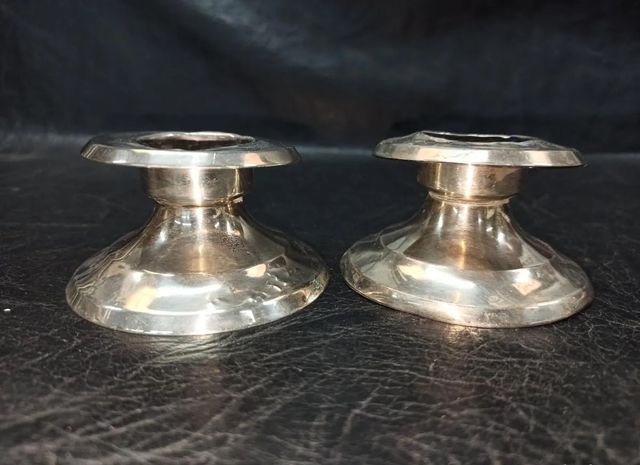 Elegante pareja de portavelas de plata. Sellados