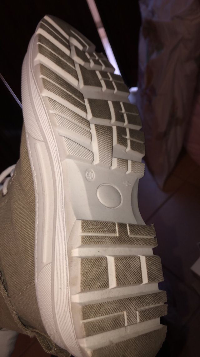 Bellissimo stivaletto donna sportivo. Ottime cond